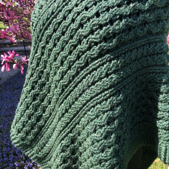 Handmade Lavena Celtic Poncho by BLD - Picture 5 of 6